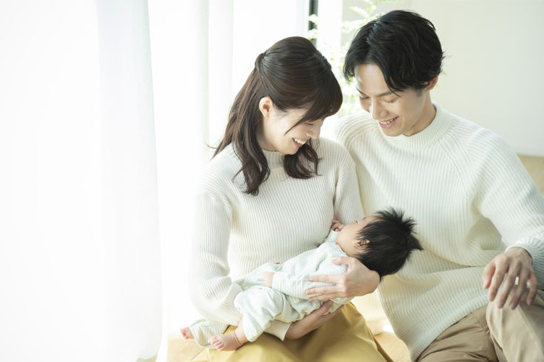 赤ちゃんを抱く家族